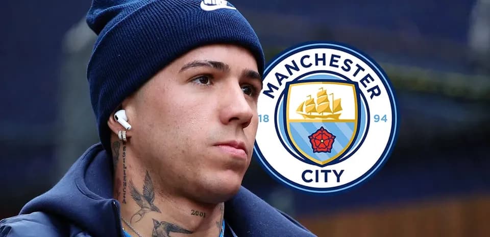 Futbolçu Manchester City logosu ilə birlikdə