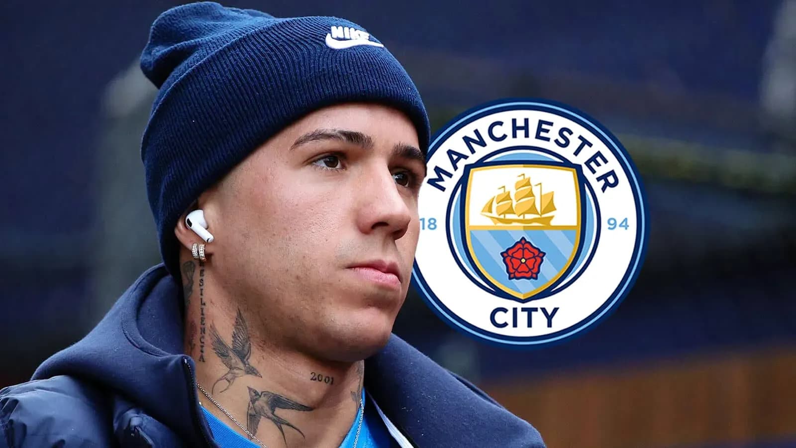 Futbolçu Manchester City logosu ilə birlikdə