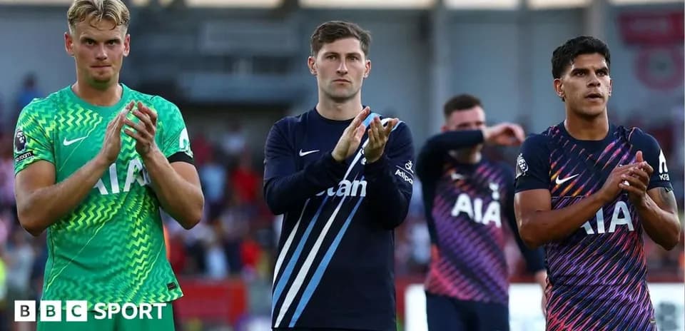 Tottenham players applauding fans after the match