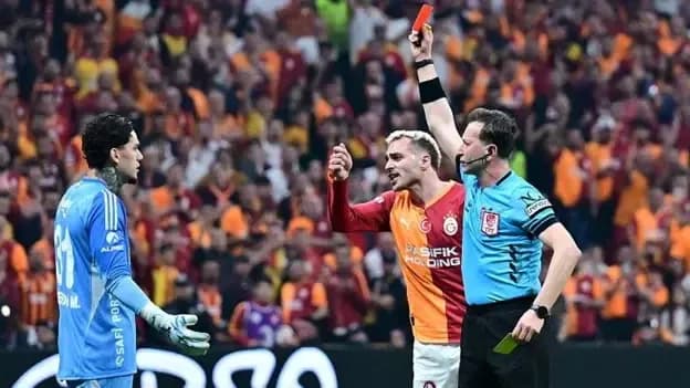 Referee showing red card to Galatasaray player