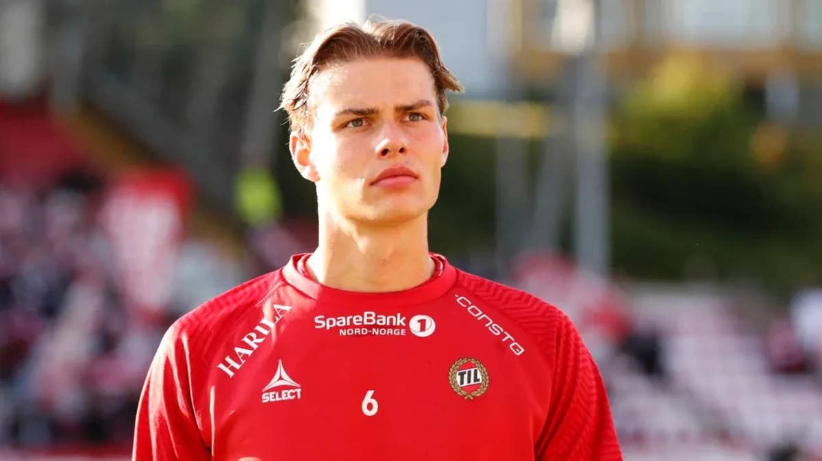 Futbolçu qırmızı forma ilə meydana çıxır