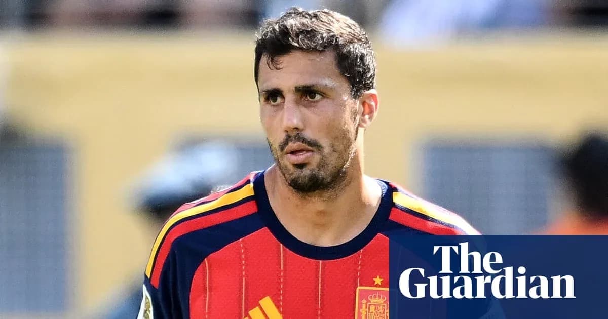 Futbolçu İspaniya millisinin formasını geyinib