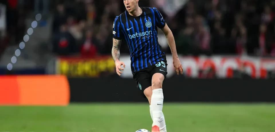 Futbolçu topu idarə edir, Inter forması geyinib