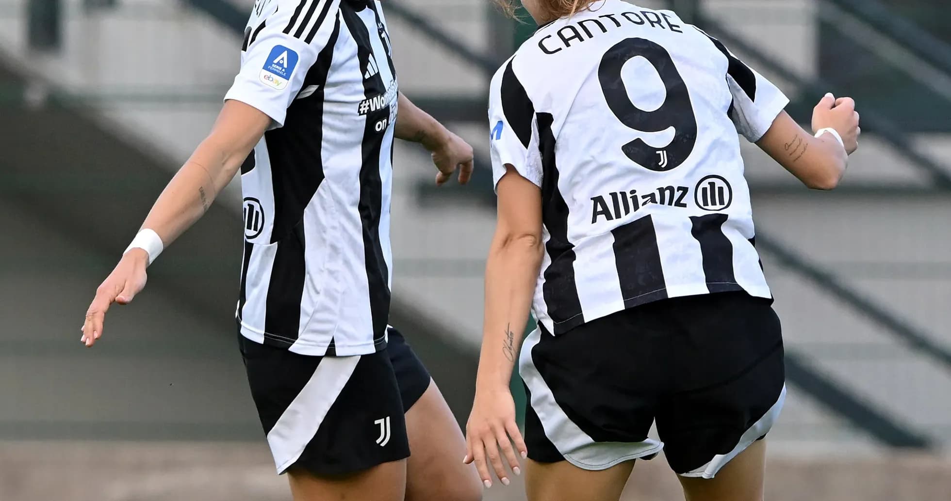 Juventus qadın futbolçuları sevinir