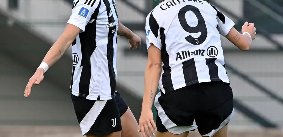 Juventus qadın futbolçuları sevinir