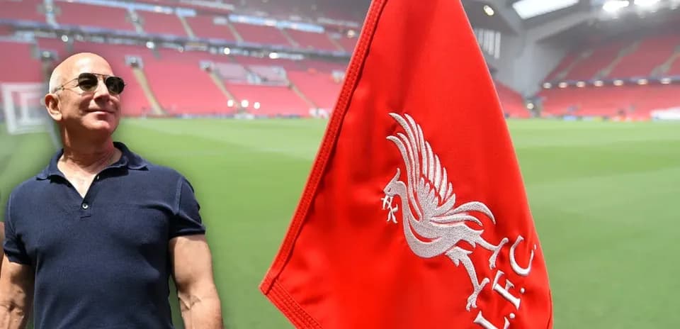 Şəxs Liverpool bayrağı ilə stadionda dayanır