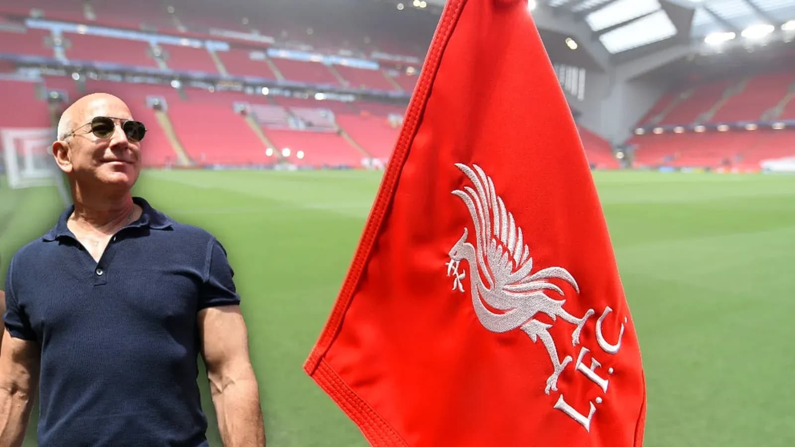 Şəxs Liverpool bayrağı ilə stadionda dayanır