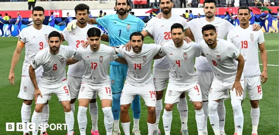 İran futbol komandası oyunçuları poz verirlər