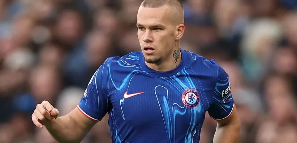 Futbolçu Chelsea formasında oyun sahasında