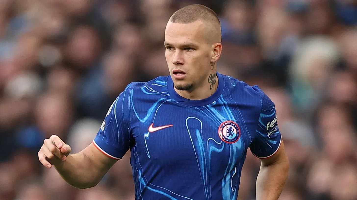 Futbolçu Chelsea formasında oyun sahasında