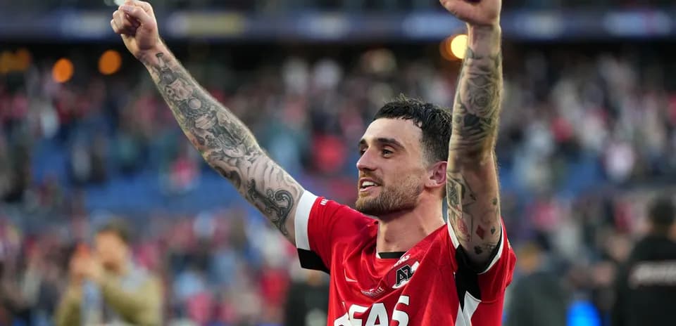 Futbolçu qələbə münasibətilə əlini qaldırıb