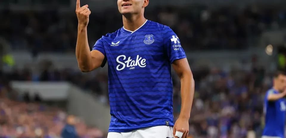 Everton oyunçusu qol vurduğunu göstərir