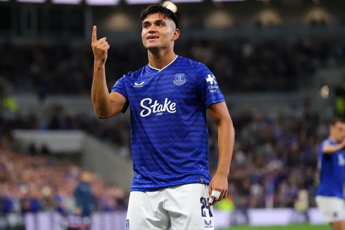 Everton oyunçusu qol vurduğunu göstərir