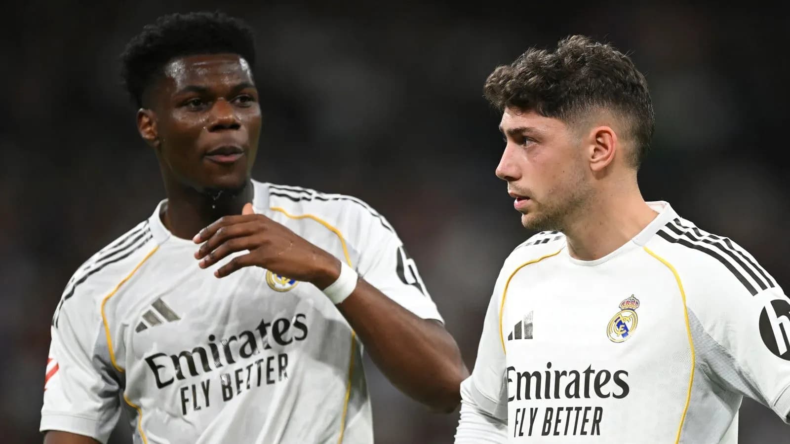 İki futbolçu Real Madrid formasında danışır