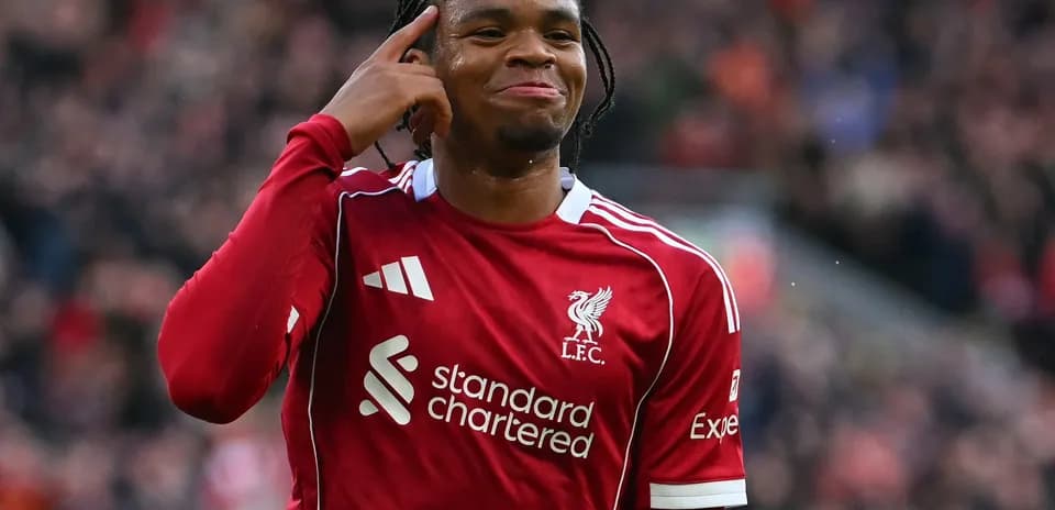 Futbolda Liverpool oyunçusu sevinir