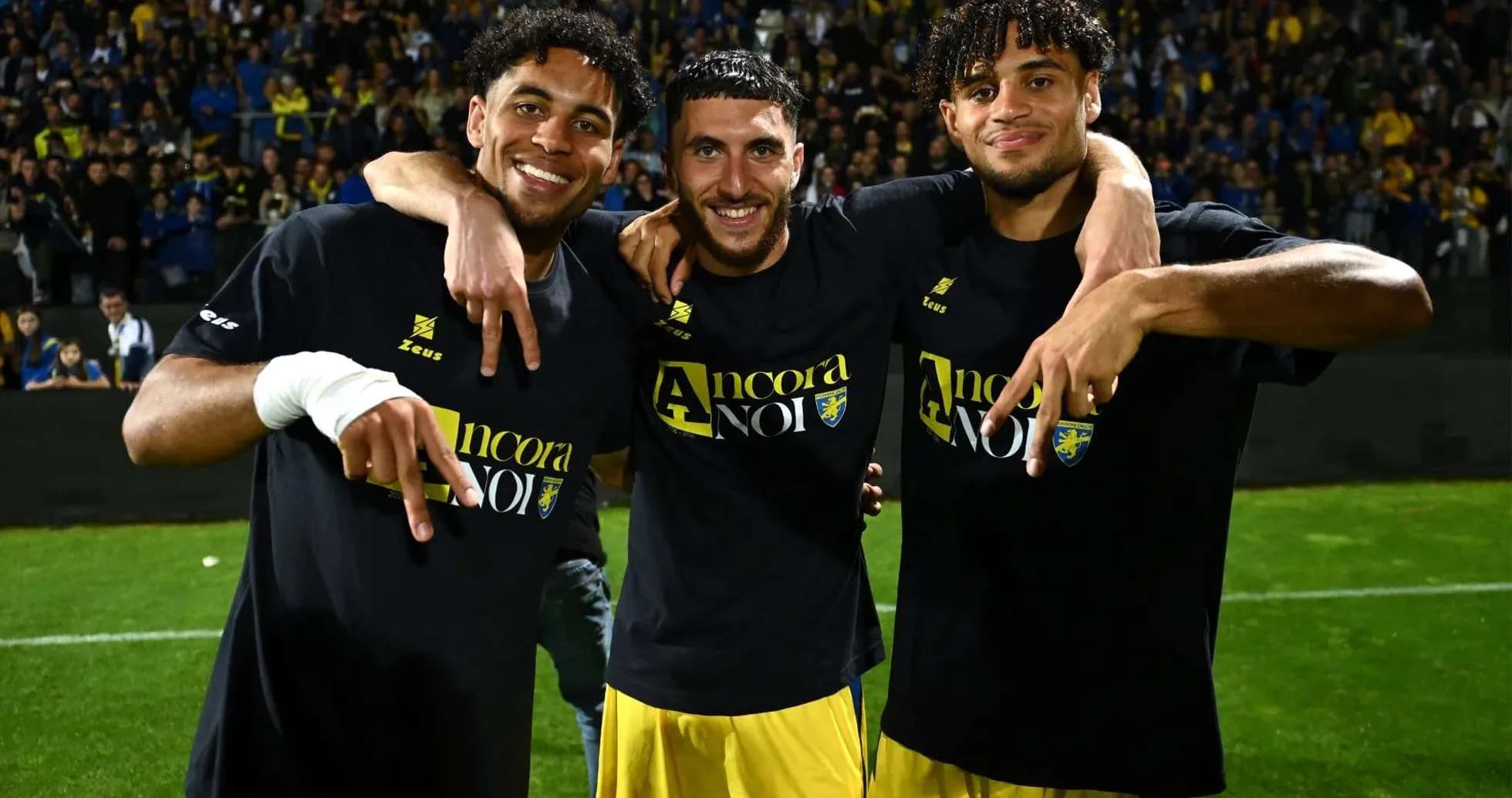 Frosinone futbolçuları qələbə sevinci yaşayır