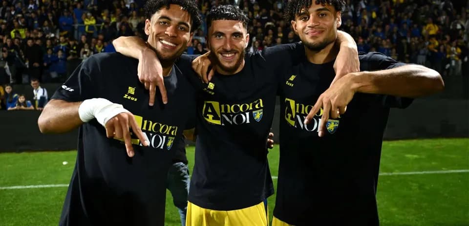 Frosinone futbolçuları qələbə sevinci yaşayır