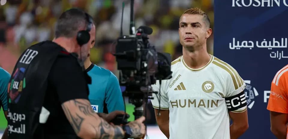 Futbolçu müsabiqə öncəsi kameraya baxır