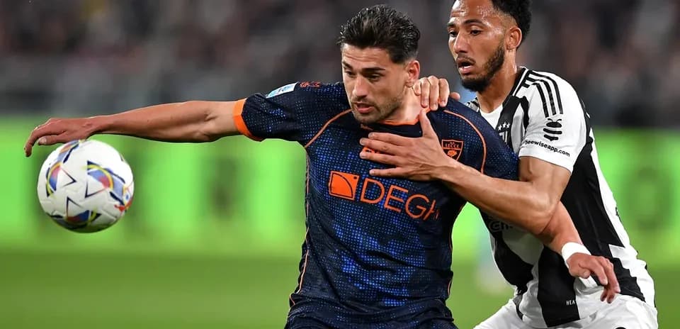 Lecce və Juventus futbolçuları top üçün mübarizə aparır