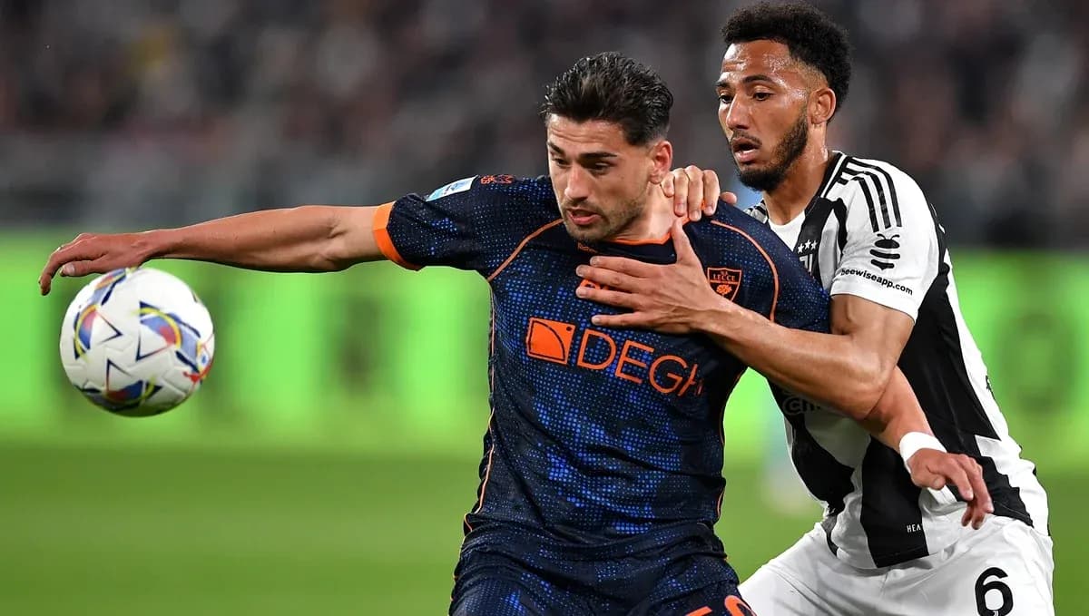 Lecce və Juventus futbolçuları top üçün mübarizə aparır