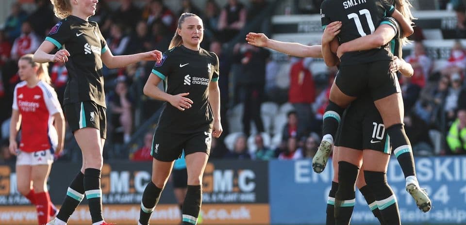 Liverpool W futbolçuları sevinir