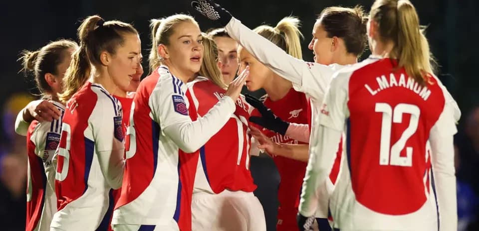 Arsenal W futbolçuları bir-birini alqışlayır