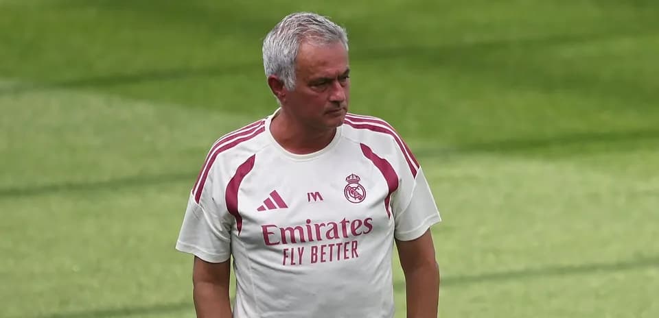 Müəllim məşq zamanı futbol meydançasında