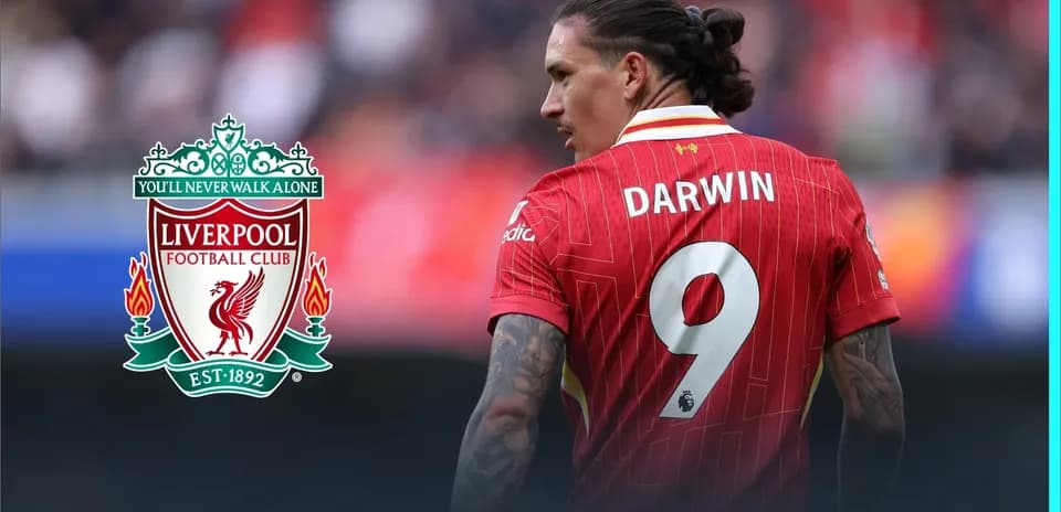 Darwin, Liverpool player, in red jersey with number 9