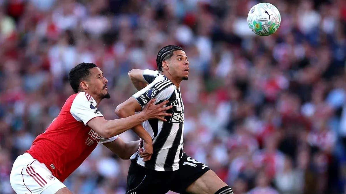 Arsenal və Newcastle oyunçuları top üçün mübarizə aparır