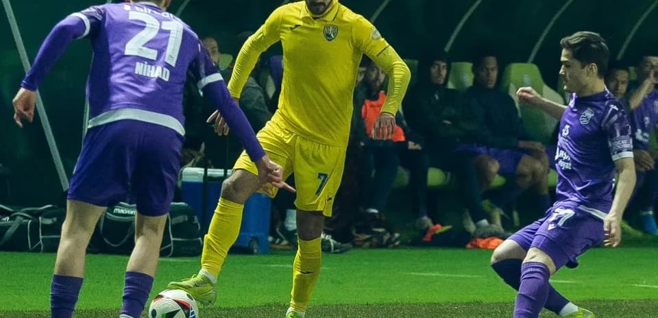 Sabah FA futbolçusu topu idarə edir
