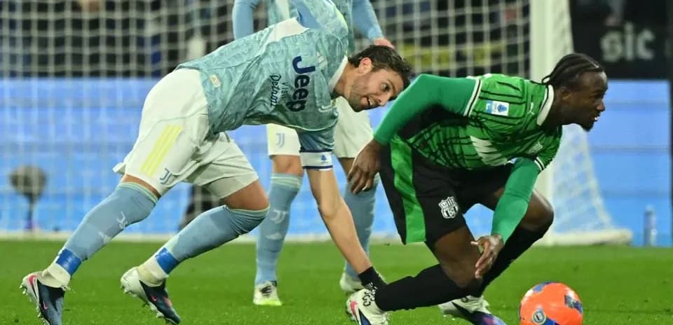 Sassuolo və Juventus oyunçuları top üçün mübarizə aparır