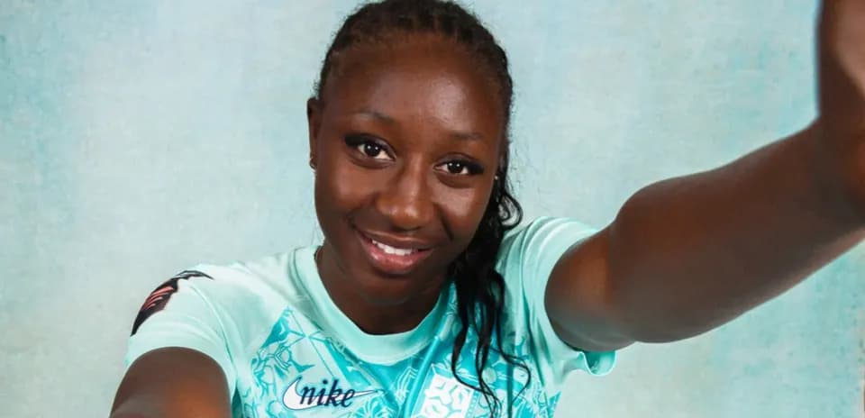 Futbolçu selfi çəkir, mavi fon arxasında