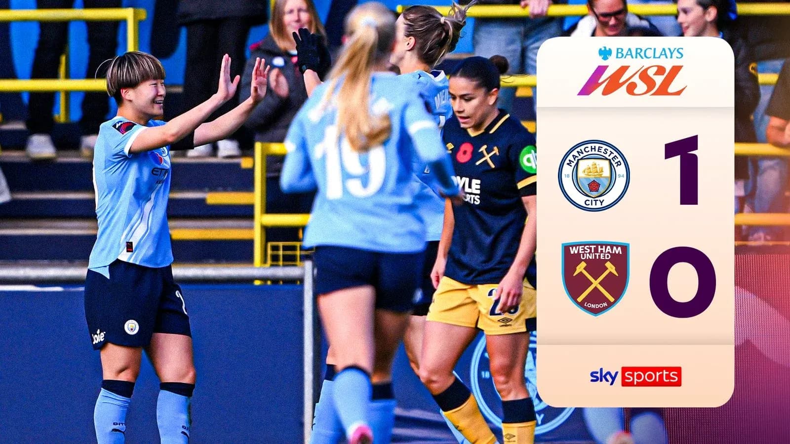 Manchester City W komandası sevinir