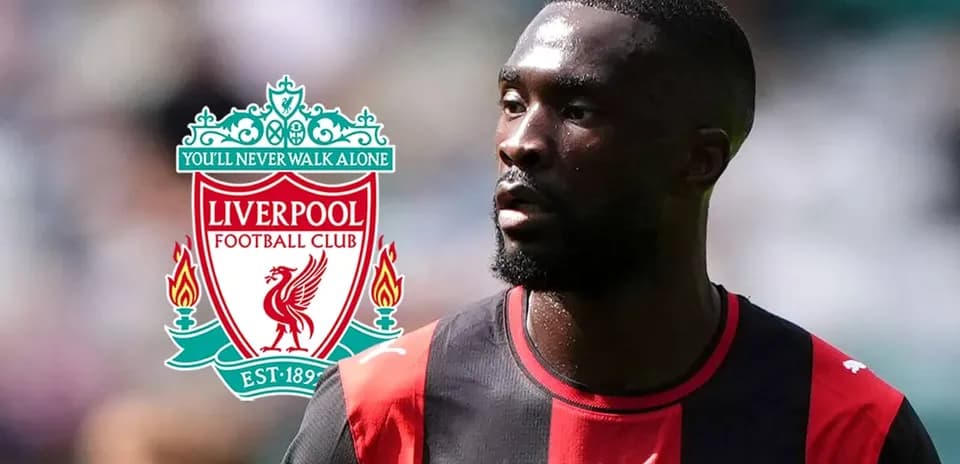 Futbolçu Liverpool emblemi ilə sahədə dayanır