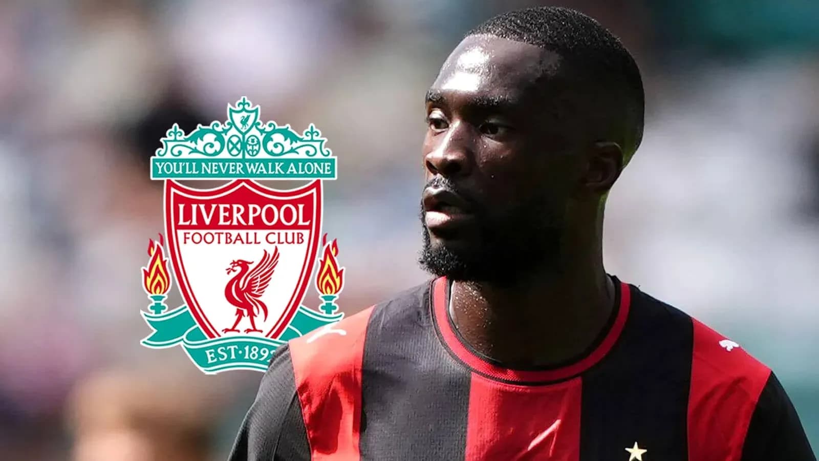 Futbolçu Liverpool emblemi ilə sahədə dayanır