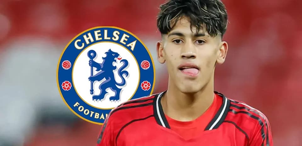 Gənc futbolçu Chelsea logosu ilə birlikdə
