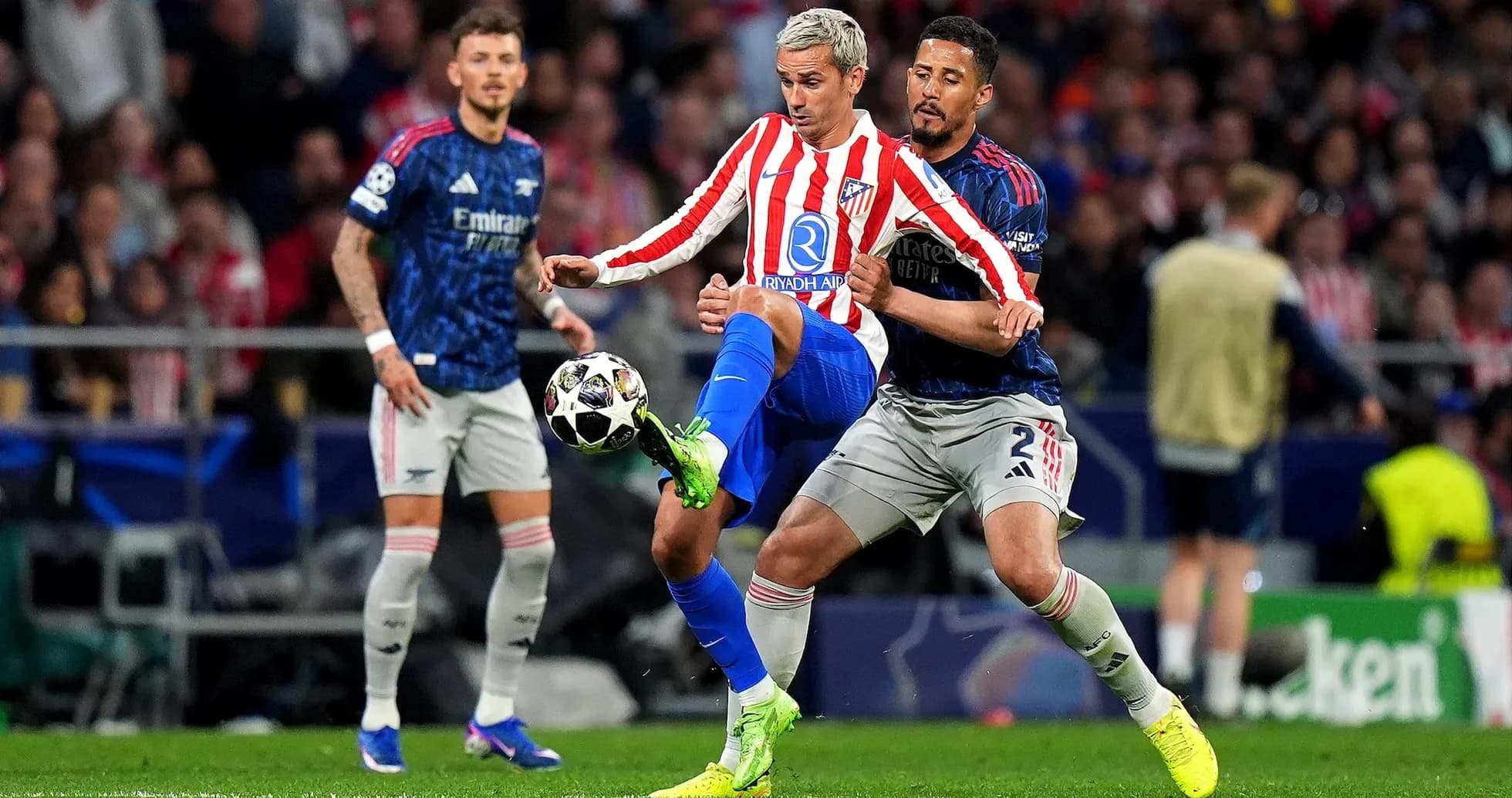 Atletiko Madrid və Arsenal arasında top mübarizəsi