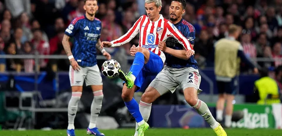 Atletiko Madrid və Arsenal arasında top mübarizəsi