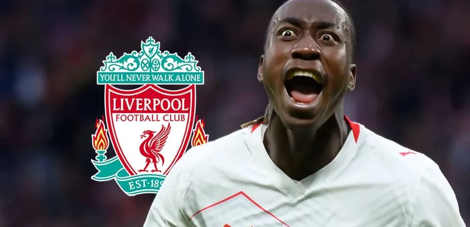 Futbolçu sevinclə qışqırır, arxa planda Liverpool emblemi