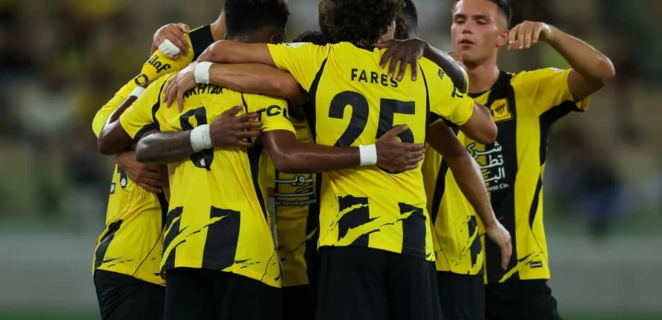 İttifaq futbolçuları qələbə münasibətilə bir-birini qucaqlayır
