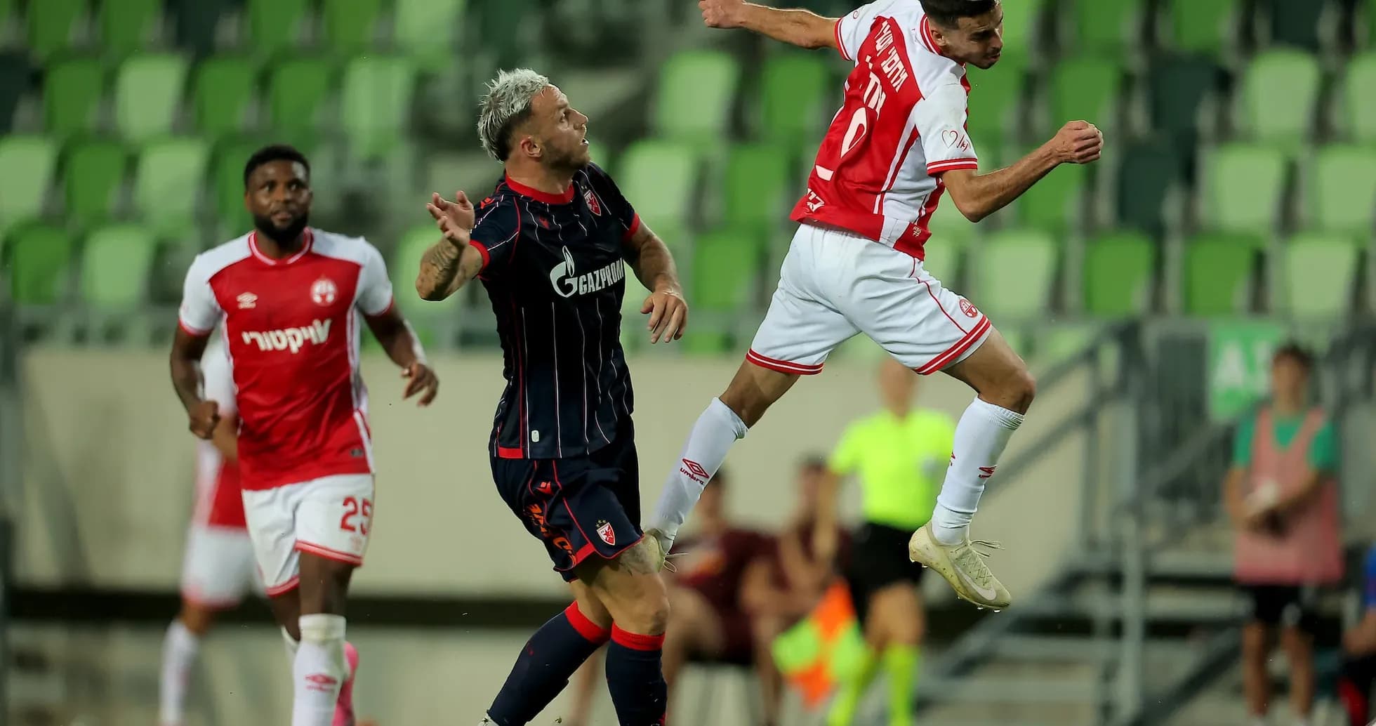 FK Crvena Zvezda futbolçusu topa zərbə vurur