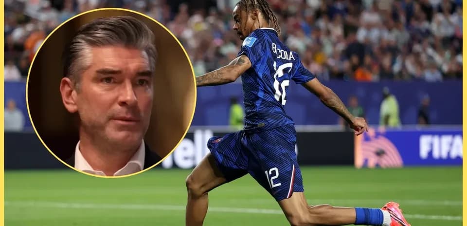 Futbolçu topa doğru irəliləyir, arxa planda azarkeşlər