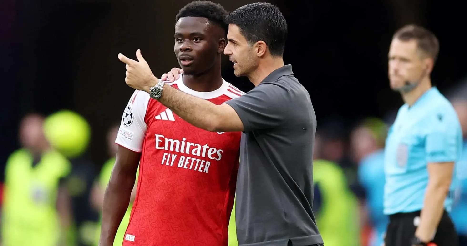 Mikel Arteta instructing Bukayo Saka during match