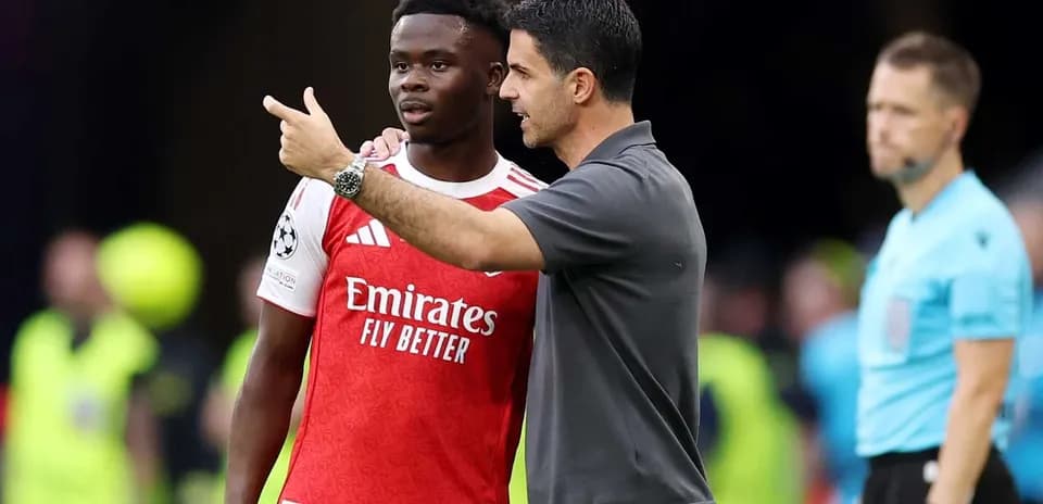 Mikel Arteta instructing Bukayo Saka during match