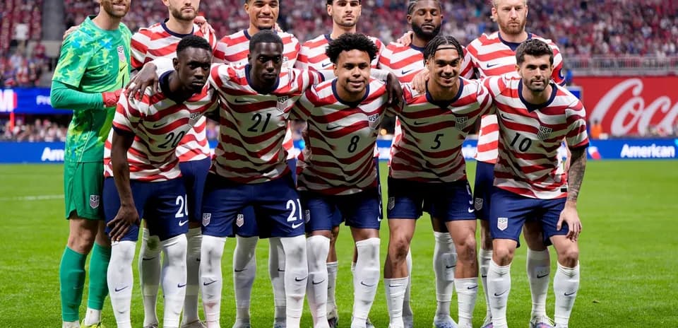 ABŞ futbol komandası oyunçuları ilə birlikdə