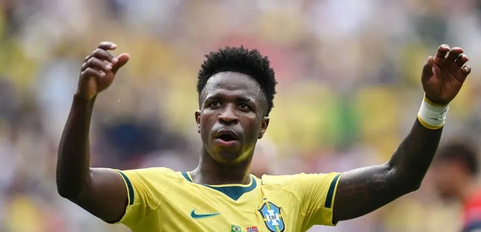 Futbolçu Vinícius Júnior oynayarkən əllərini qaldırıb