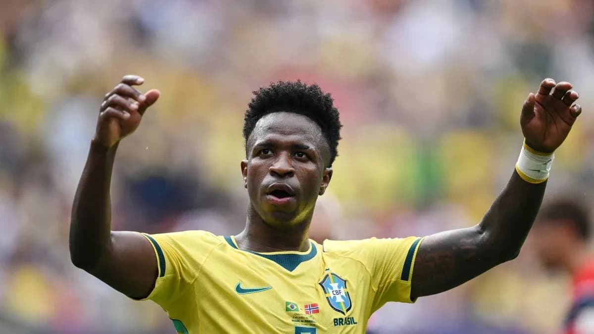 Futbolçu Vinícius Júnior oynayarkən əllərini qaldırıb