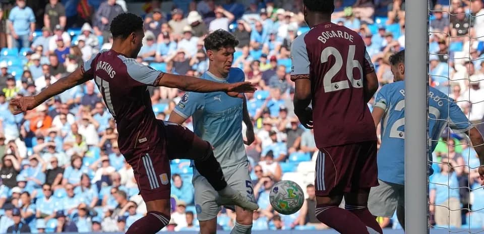 Manchester City və Aston Villa oyunçuları mübarizə aparır