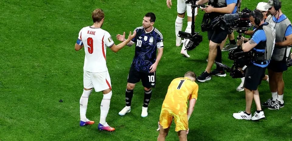 Kane və Messi oyun zamanı müzakirə aparır