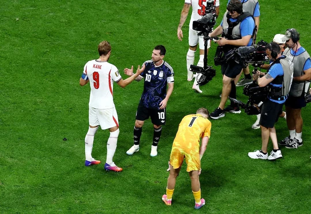 Kane və Messi oyun zamanı müzakirə aparır